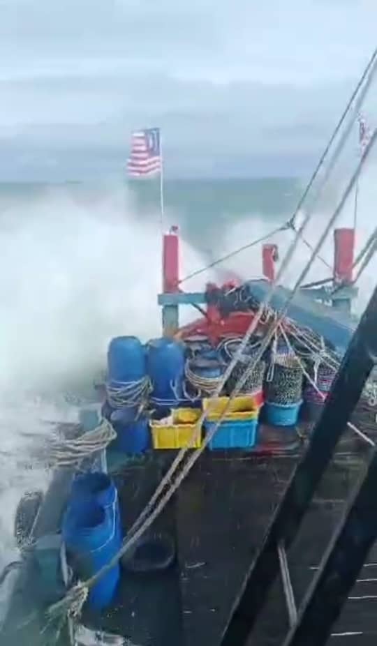 关丹海域惊涛骇浪，渔船停止出海暂避风险。