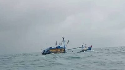 关丹海域惊涛骇浪 渔船暂停出海