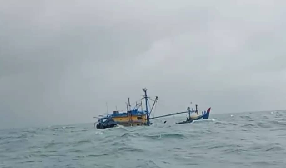 关丹海域惊涛骇浪，渔船停止出海暂避风险。