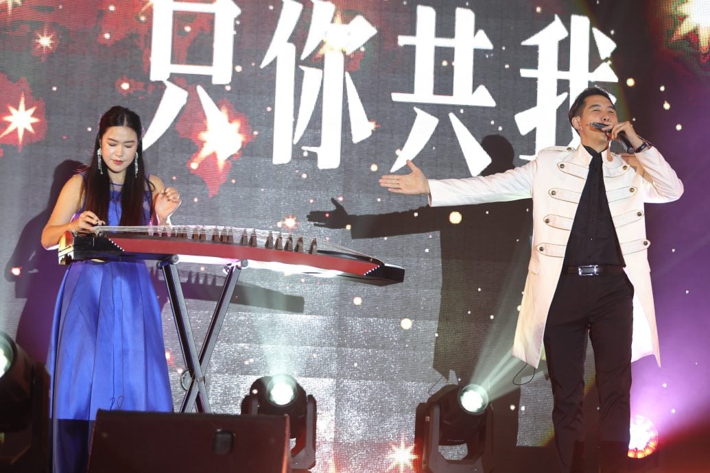 关丹站“爱华教”演出成功，首首经典名曲、热舞表演扣人心弦。