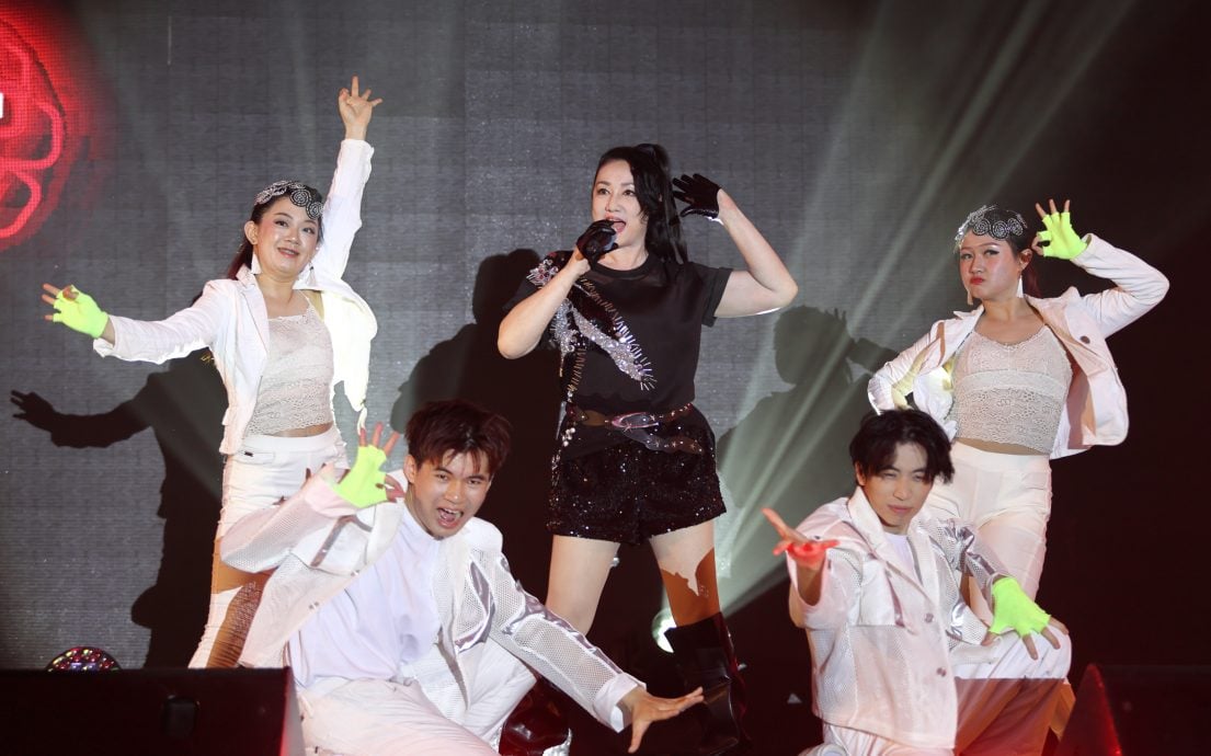 关丹站“爱华教”演出成功，首首经典名曲、热舞表演扣人心弦。