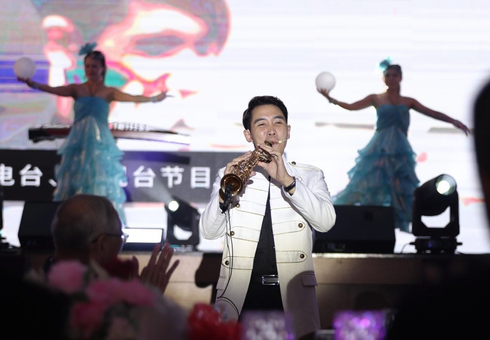 关丹站“爱华教”演出成功，首首经典名曲、热舞表演扣人心弦。