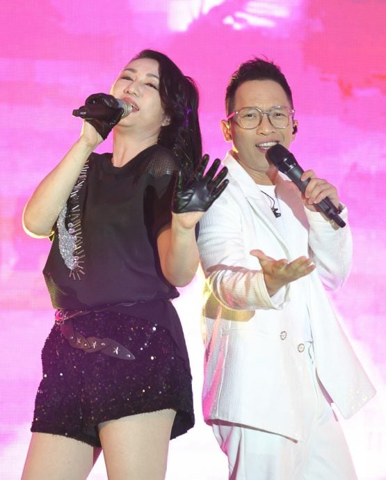 关丹站“爱华教”演出成功，首首经典名曲、热舞表演扣人心弦。