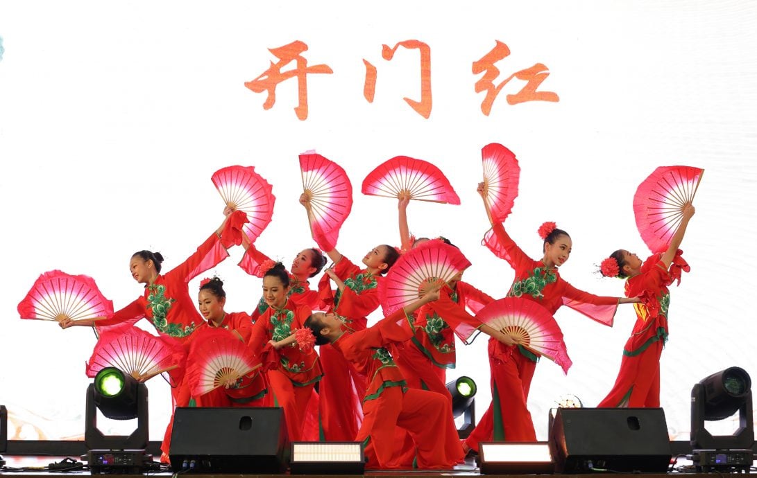 关丹站爱华教义演大获成功 经典名曲热舞扣人心弦