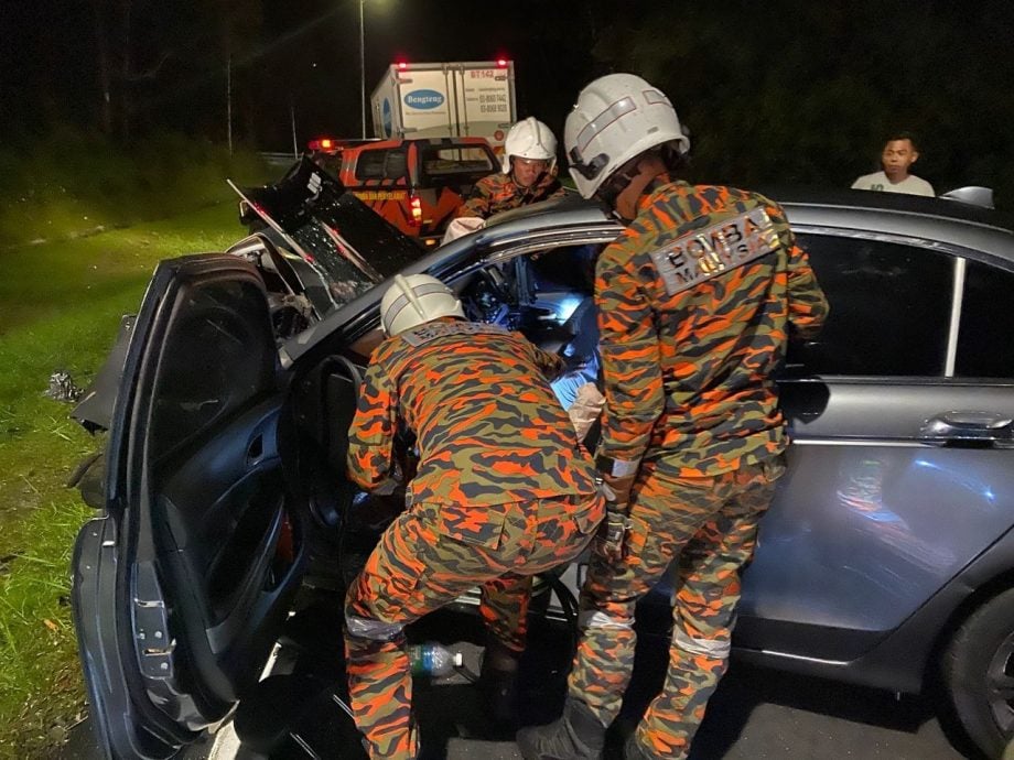 凌晨东西大道车祸 39岁巫男丧命