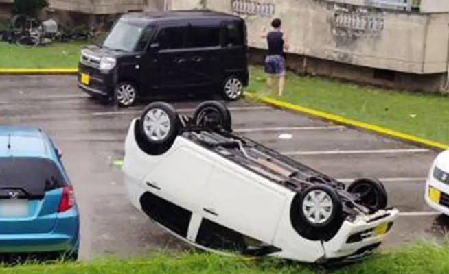 凤凰逼近！日本石垣岛强风车被吹翻 小滨岛惊见陆上龙卷风