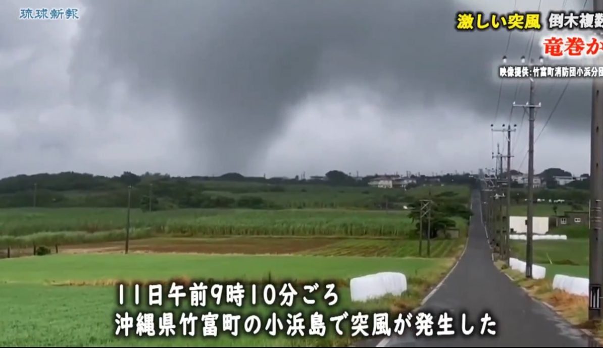 凤凰逼近！日本石垣岛强风车被吹翻 小滨岛惊见陆上龙卷风