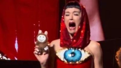 视频｜凯蒂佩莉穿旗袍游杭州  开唱收Labubu嫌弃丢下台