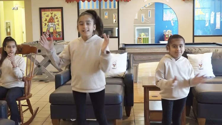 分割后曾被警告无法行走 连体婴10年后参加啦啦队比赛