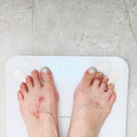 努力减肥瘦回4字头 泫雅“脚背都是伤”引担忧