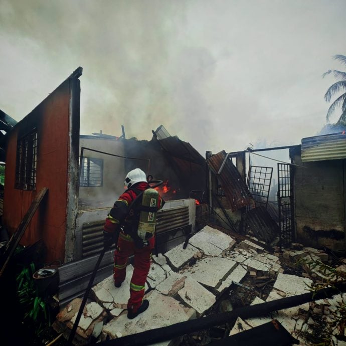 北根甘榜屋大火，住户及时逃命无人伤亡。