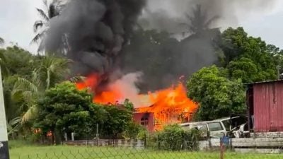 北根甘榜屋大火   住户及时逃生无人伤亡