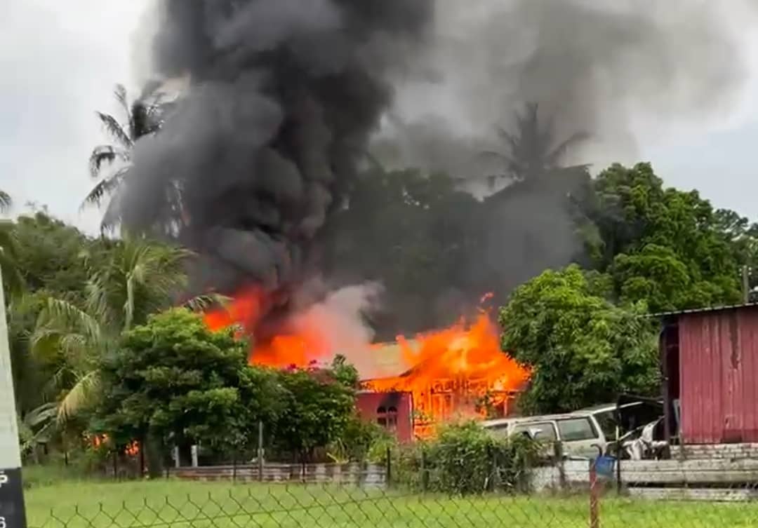 北根甘榜屋大火，住户及时逃命无人伤亡。