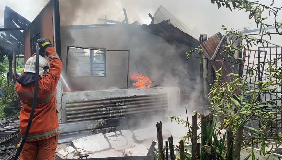 北根甘榜屋大火，住户及时逃命无人伤亡。