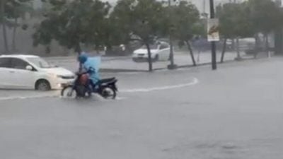 十多个小时长命雨 曼绒县多区淹水