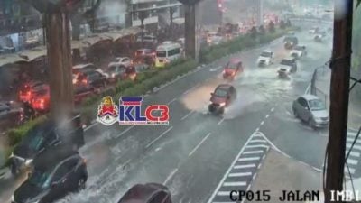 午后滂沱雨 隆闹市多区 淹！