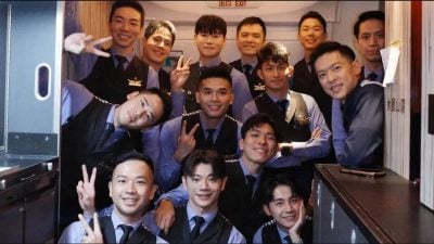 华航90年首见“全空少航班” 旅客惊艳：梦幻男团组