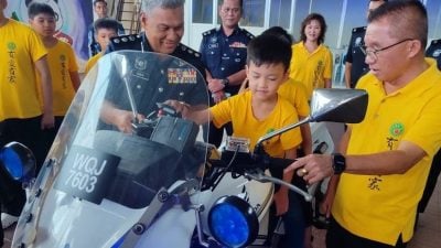 单亲爸爸泪送3儿女 警区主任感动送温暖