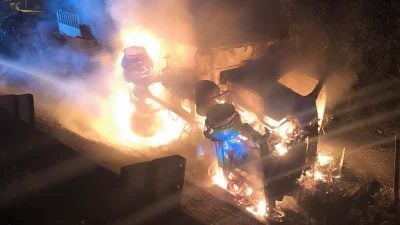 南北大道罗里翻覆起火 司机受困驾驶座烧死