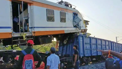 印度中部发生火车相撞事故  造成8人死亡