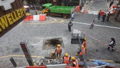 印度清真寺路地陷 与去年事发处相隔50公尺