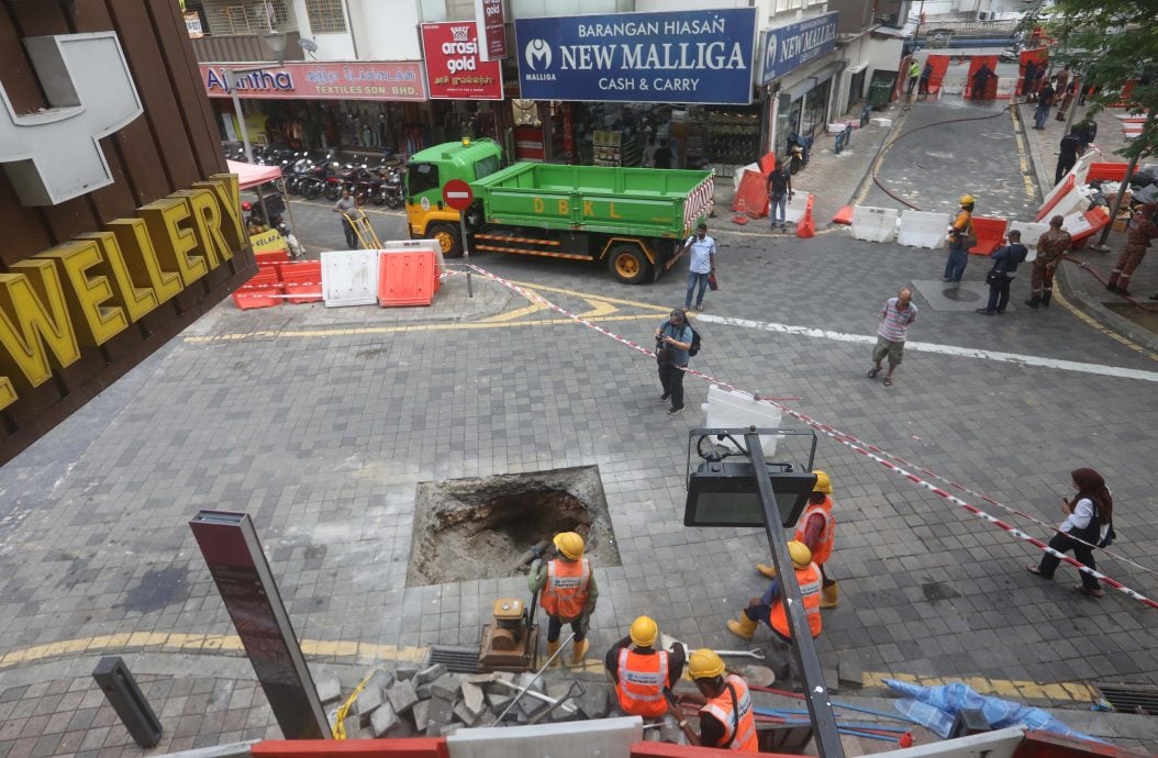 印度清真寺路地陷 与去年事发处相隔50公尺