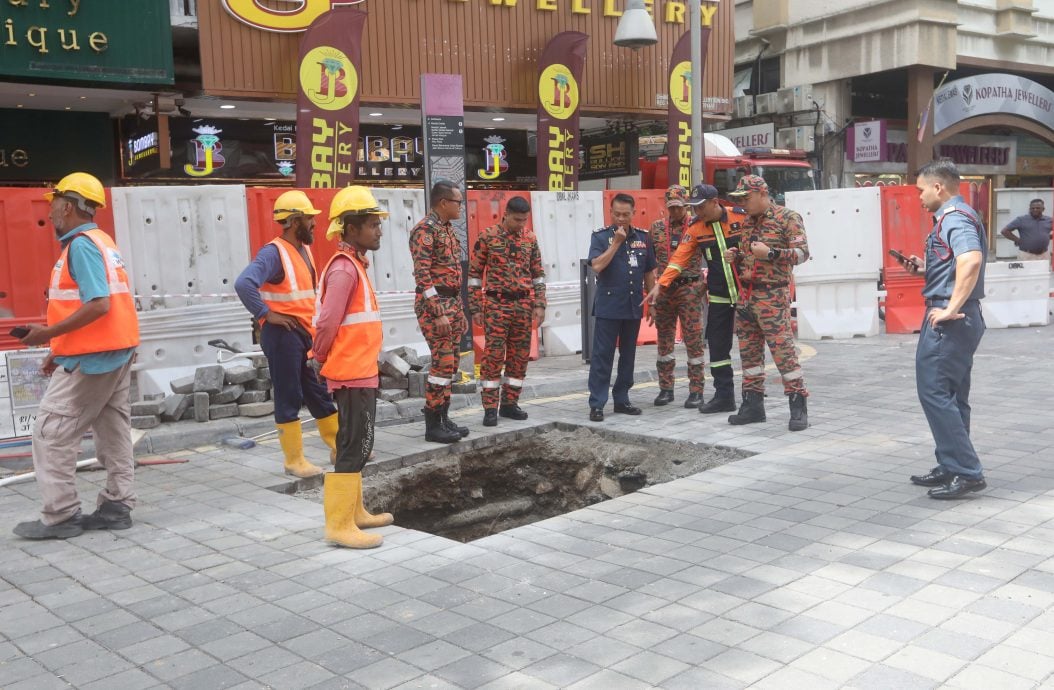 印度清真寺路地陷 与去年事发处相隔50公尺