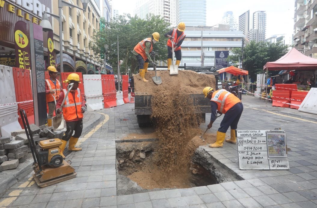 印度清真寺路地陷 与去年事发处相隔50公尺