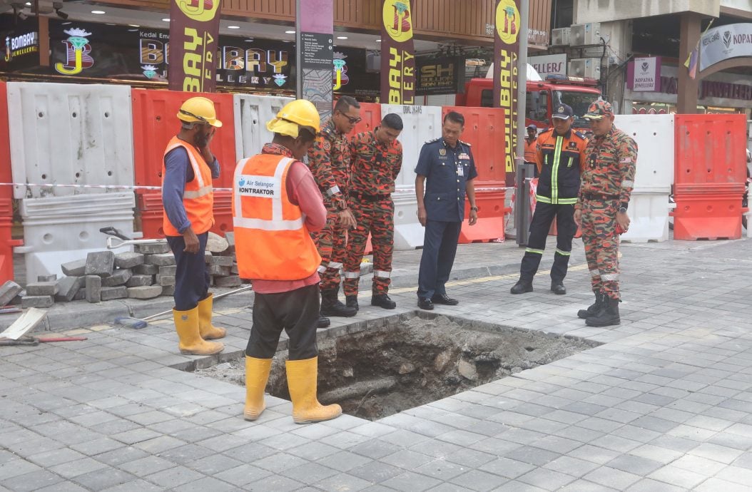 印度清真寺路地陷／4图