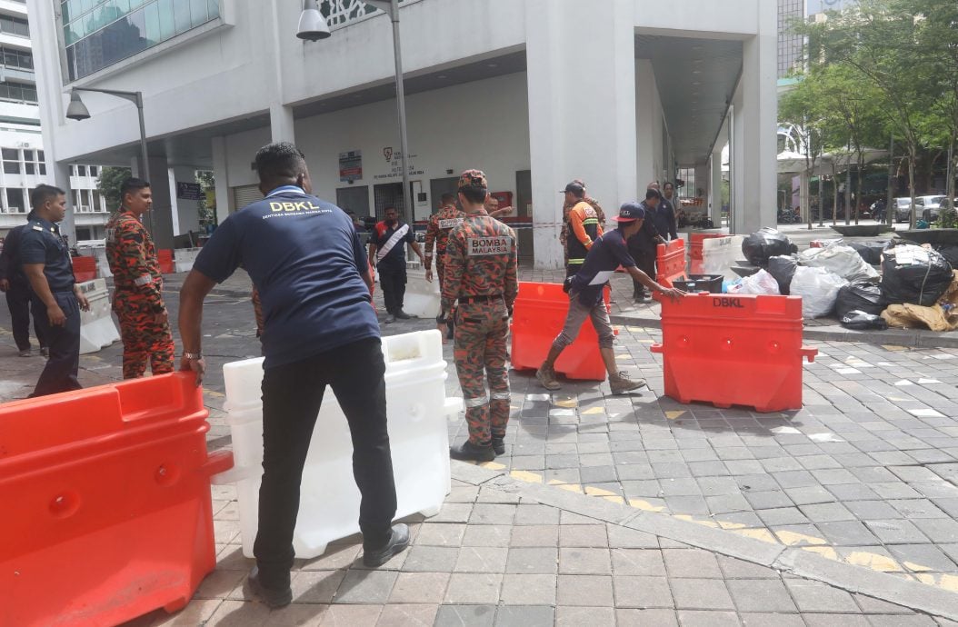 印度清真寺路地陷／4图