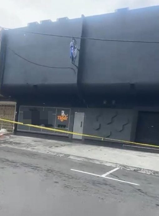 即时国内：芙蓉世纪花园凌晨爆“群殴命案”男子遭围殴倒地送院不治 警方：追查动机与嫌犯身份