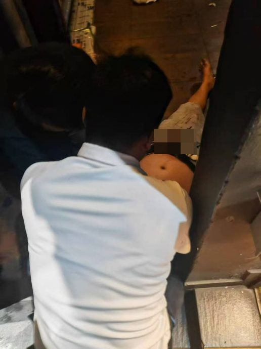 即时国内：芙蓉世纪花园凌晨爆“群殴命案”男子遭围殴倒地送院不治 警方：追查动机与嫌犯身份