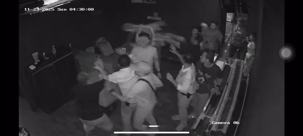 即时国内：芙蓉世纪花园凌晨爆“群殴命案”男子遭围殴倒地送院不治 警方：追查动机与嫌犯身份