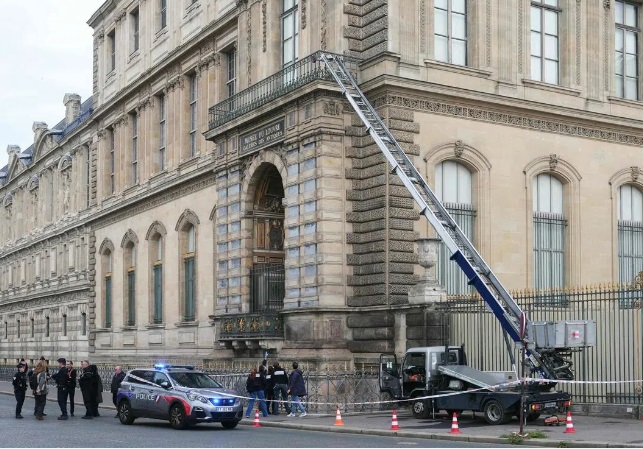 **即时国际**：罗浮宫珠宝窃案嫌疑人出庭受审 失窃珠宝仍下落不明