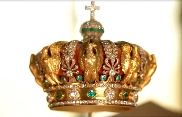 **即时国际**：罗浮宫珠宝窃案嫌疑人出庭受审 失窃珠宝仍下落不明