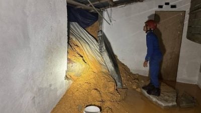 双文丹土崩 3人跑赢死神