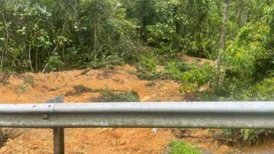 双溪布亚路山崩 紧急封2.1公里马路