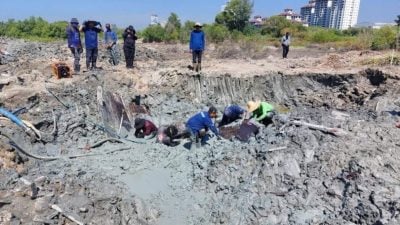 地点:甲双岛城填海区  千年古船残骸出土