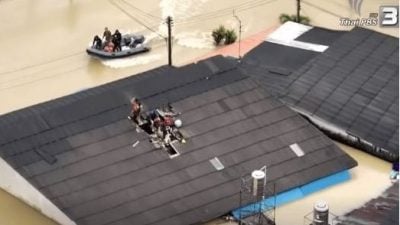 泰南大水灾 | 一家五口砸穿屋顶避洪水 挥舞布条引救援