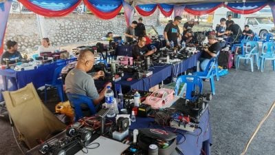 乐活频道 |大人小孩爱不释手   遥控车疾驰展魅力