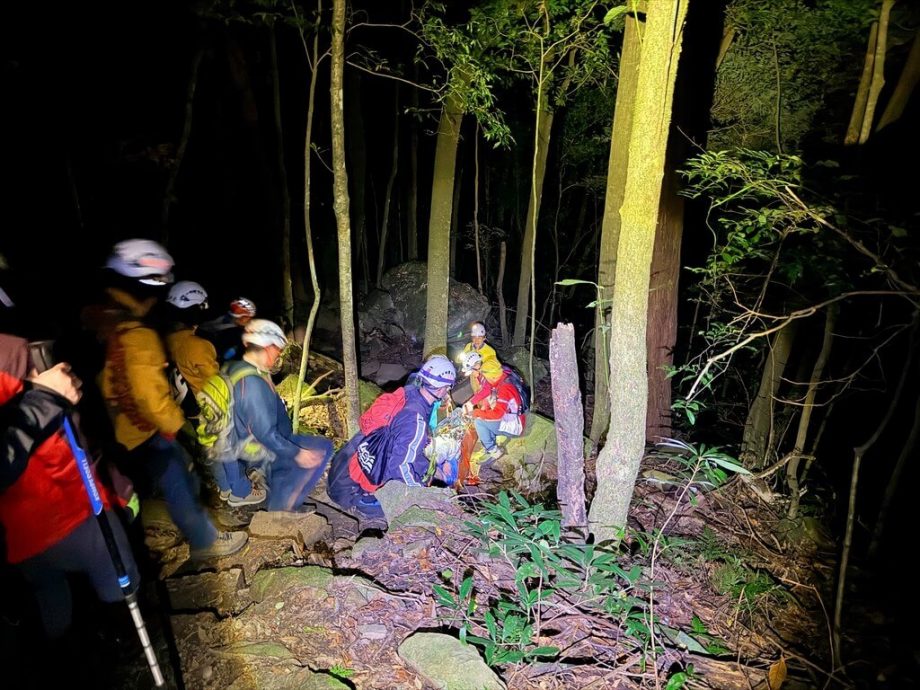 台男登加里山脚踝脱臼 21消防员接力8小时漏夜搬下山