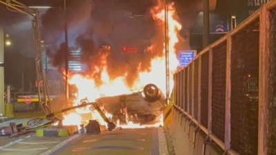 司机疲劳驾驶打瞌睡 车撞收费站炸成火球