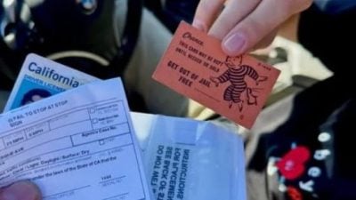 司机违规被拦停 递这张卡片求情 警一看笑翻