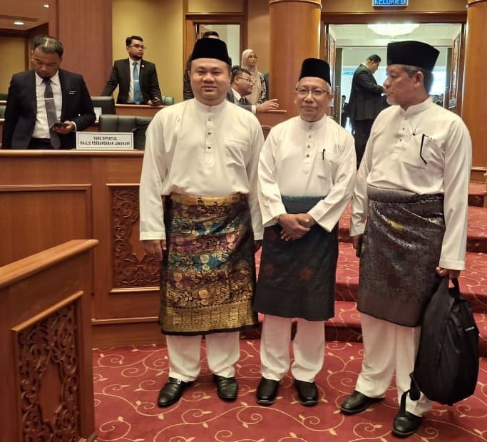 吉打州议会(大北马)黄佳祯与众议员穿白色马来装“现身”,沙努西:“这是清廉!”