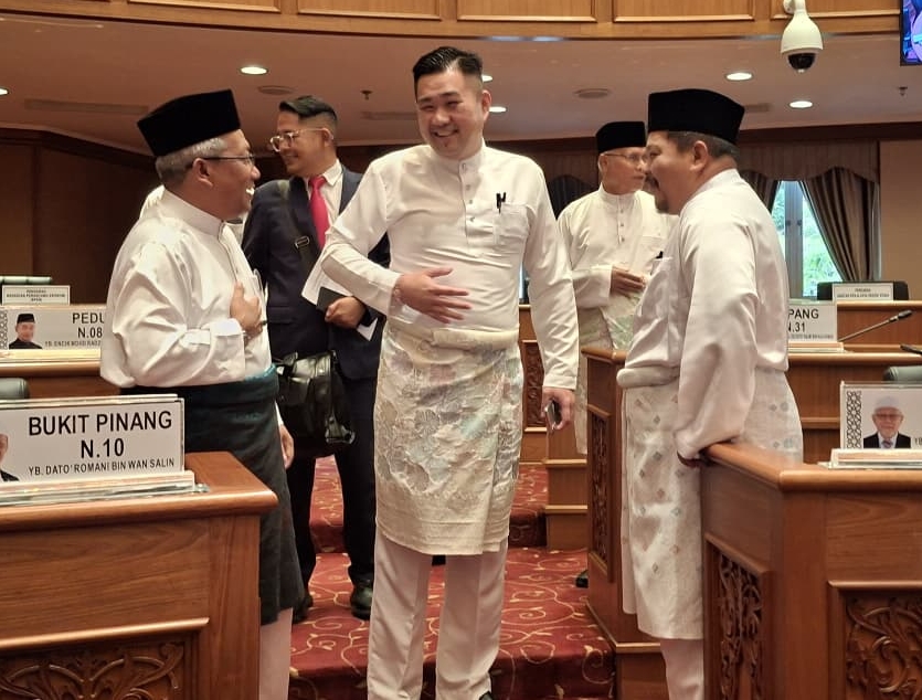 吉打州议会(大北马)黄佳祯与众议员穿白色马来装“现身”,沙努西:“这是清廉!”