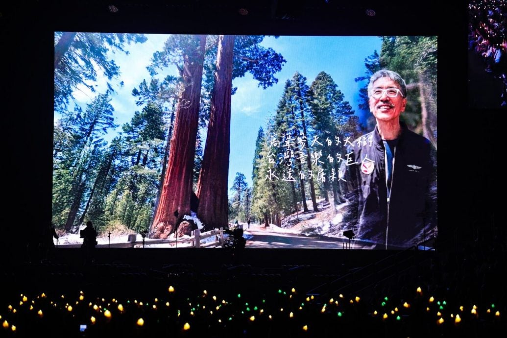 周华健悲痛悼念好友屠颖 高雄开唱背景画面超催泪