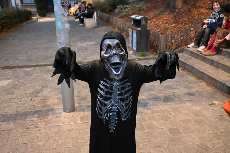 唱歌跳舞要糖果 万圣夜逾千人布鲁塞尔街头狂欢