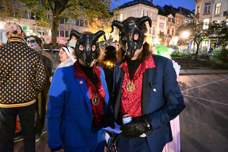 唱歌跳舞要糖果 万圣夜逾千人布鲁塞尔街头狂欢