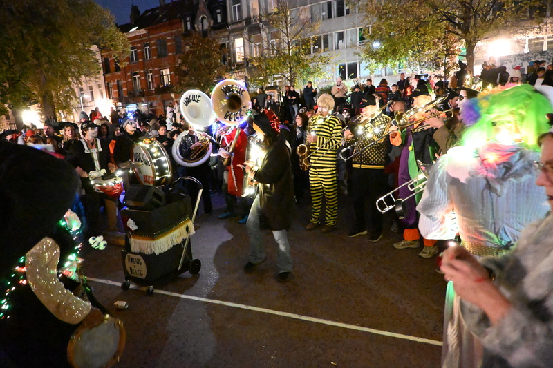 唱歌跳舞要糖果 万圣夜逾千人布鲁塞尔街头狂欢