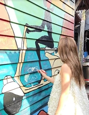 在姓周桥擅画熊猫　女游客被网民骂“挑战大马法律”